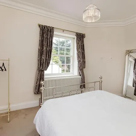 Luxury Village House Sleeps 14, Dog Friendly *