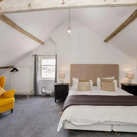 Luxury Village House Sleeps 14, Dog Friendly Holiday home Bilbrough