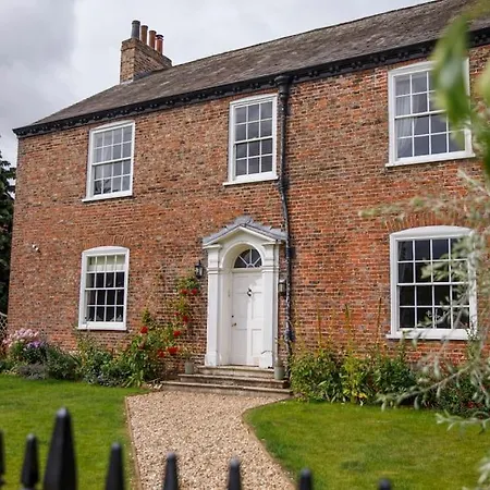 Luxury Village House Sleeps 14, Dog Friendly