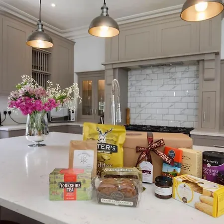 Luxury Village House Sleeps 14, Dog Friendly *