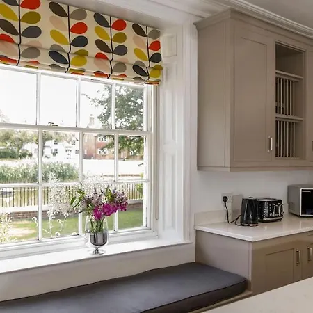 Luxury Village House Sleeps 14, Dog Friendly Holiday home *
