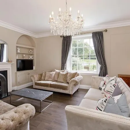 Luxury Village House Sleeps 14, Dog Friendly *
