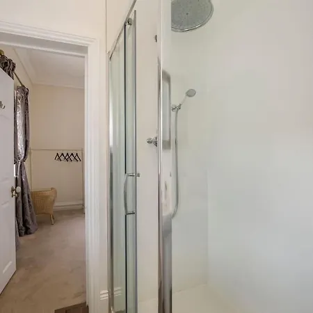 Holiday home Luxury Village House Sleeps 14, Dog Friendly *