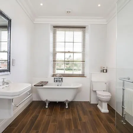 Luxury Village House Sleeps 14, Dog Friendly Holiday home *