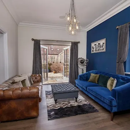 Luxury Village House Sleeps 14, Dog Friendly Holiday home *