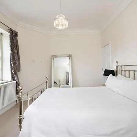 Luxury Village House Sleeps 14, Dog Friendly Holiday home Bilbrough