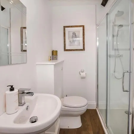 Holiday home Luxury Village House Sleeps 14, Dog Friendly
