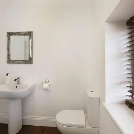 Luxury Village House Sleeps 14, Dog Friendly * Bilbrough