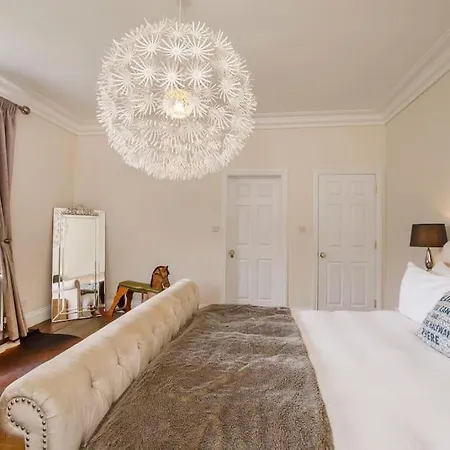 Luxury Village House Sleeps 14, Dog Friendly Holiday home Bilbrough