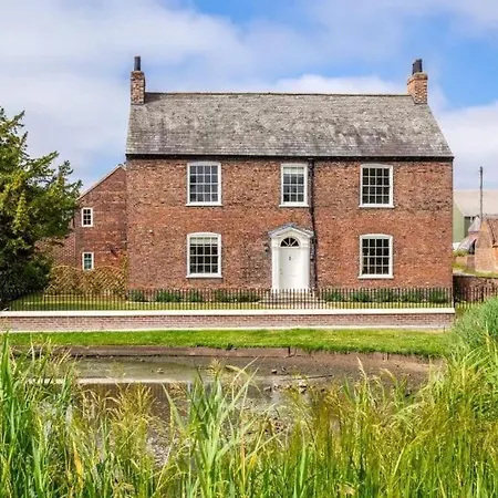 Luxury Village House Sleeps 14, Dog Friendly