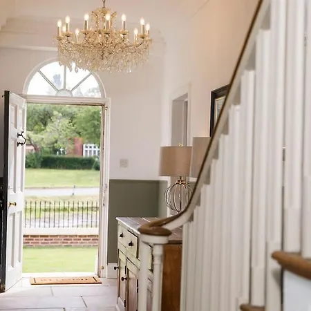 Luxury Village House Sleeps 14, Dog Friendly *