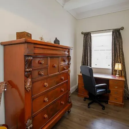 Luxury Village House Sleeps 14, Dog Friendly *