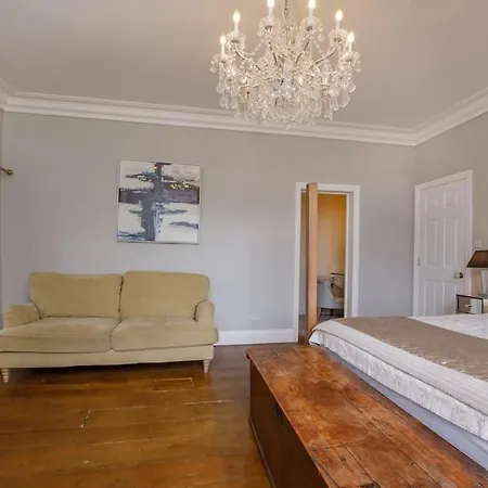 Luxury Village House Sleeps 14, Dog Friendly Holiday home Bilbrough