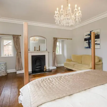 Luxury Village House Sleeps 14, Dog Friendly Holiday home