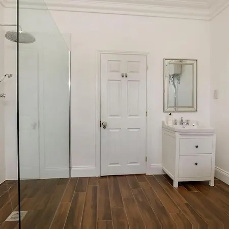 Luxury Village House Sleeps 14, Dog Friendly *
