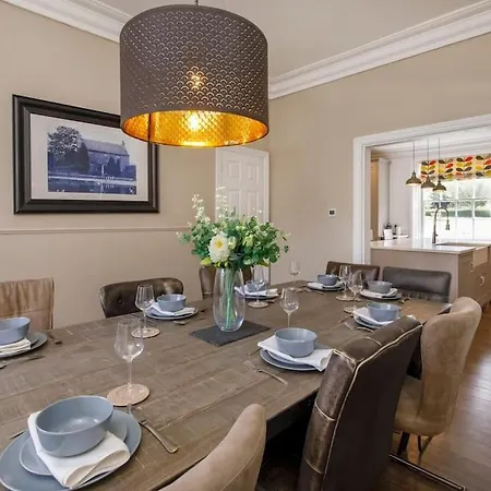 Luxury Village House Sleeps 14, Dog Friendly Bilbrough