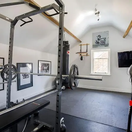 Luxury Village House Sleeps 14, Dog Friendly *