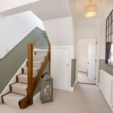 Luxury Village House Sleeps 14, Dog Friendly * Bilbrough