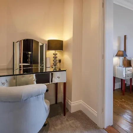 Luxury Village House Sleeps 14, Dog Friendly Holiday home *